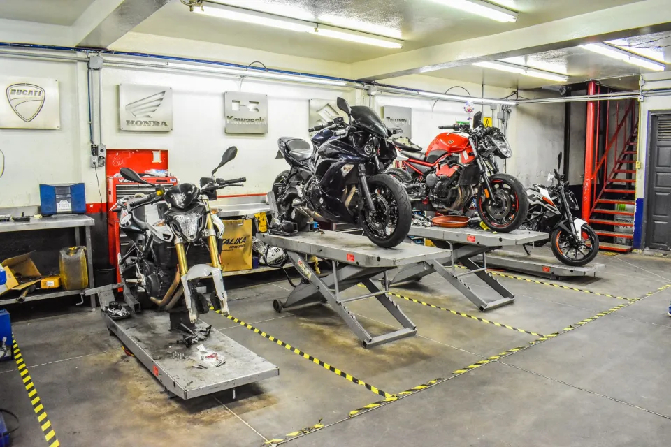 Kệ phụ tùng